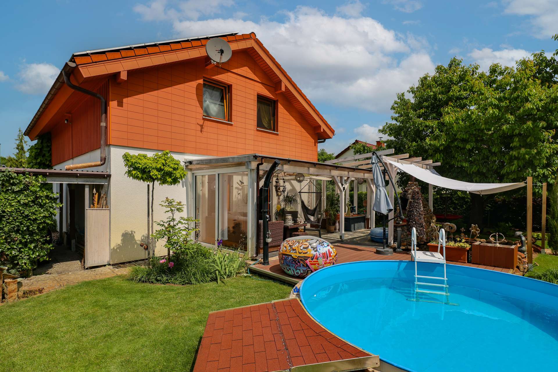 Hier wächst Lebensfreude: viel Platz, Sonnenterrasse und ein Gartenparadies inklusive Pool.