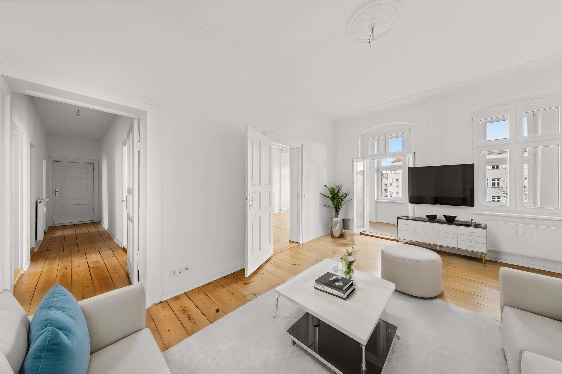 Urban lifestyle in a stately style - old building condominium in Prenzlauer Berg!