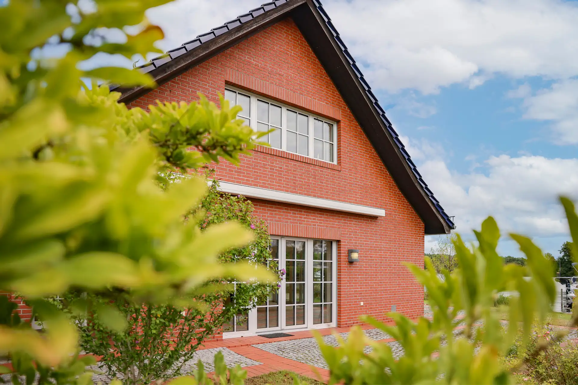 Experience Berlin by the Water – Attractive Family Home with a Garden on the Shore of a Lake