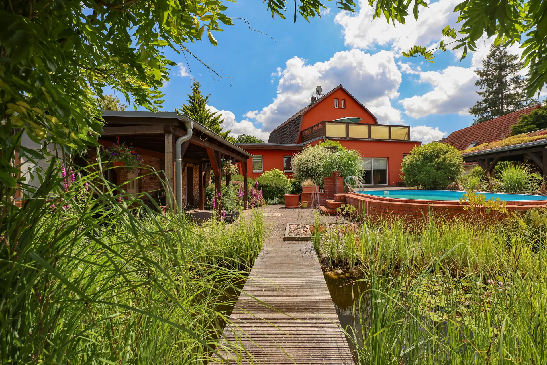 DEIN NEUES LEBEN BEGINNT HIER - ZWEIFAMILIENHAUS MIT TRAUMGARTEN UND POOL IN FREDERSDORF