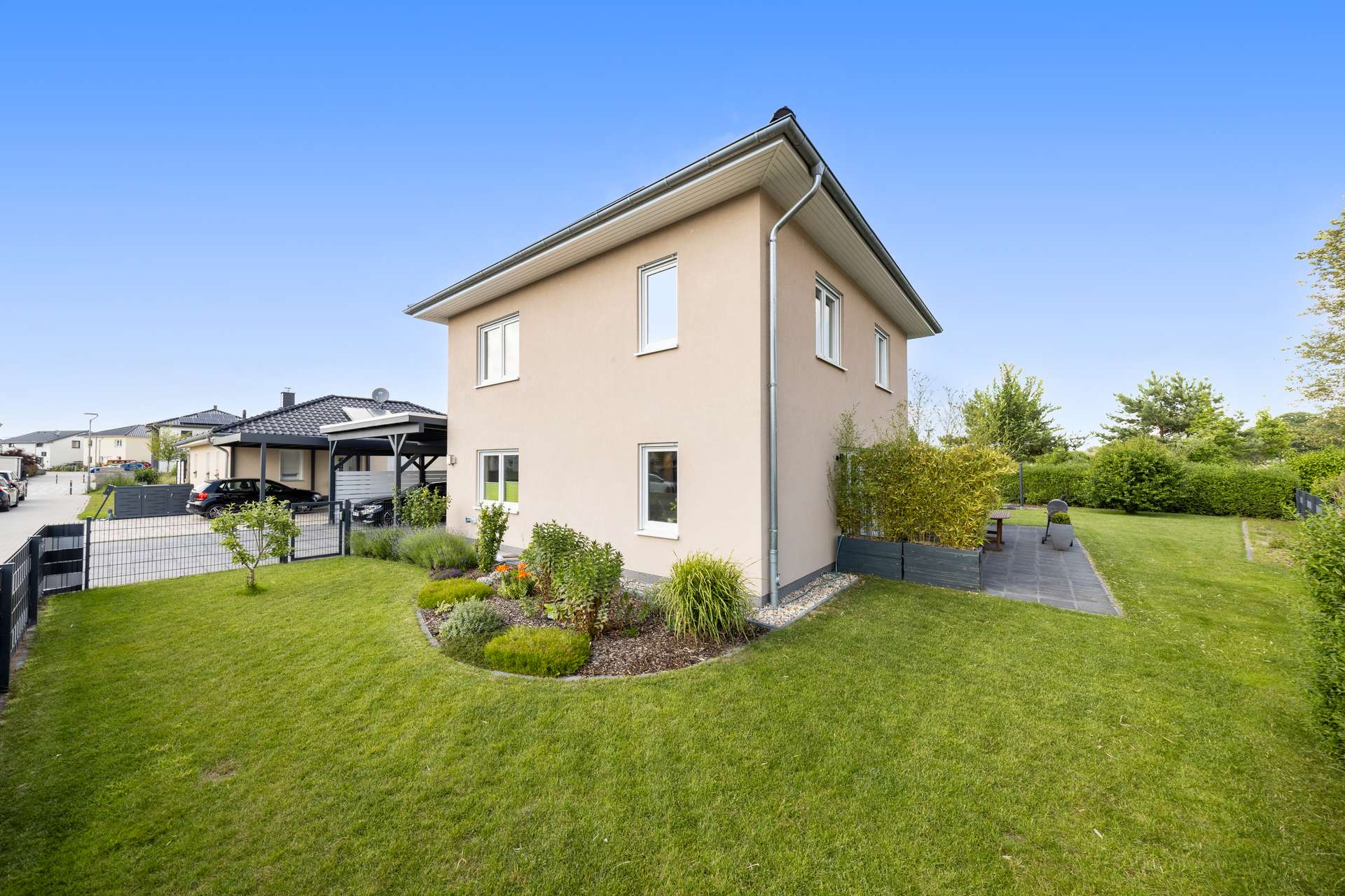 VERKAUFT: Ideal für Familien mit hohen Ansprüchen: moderne, energieeffiziente Stadtvilla mit herrlichem Garten