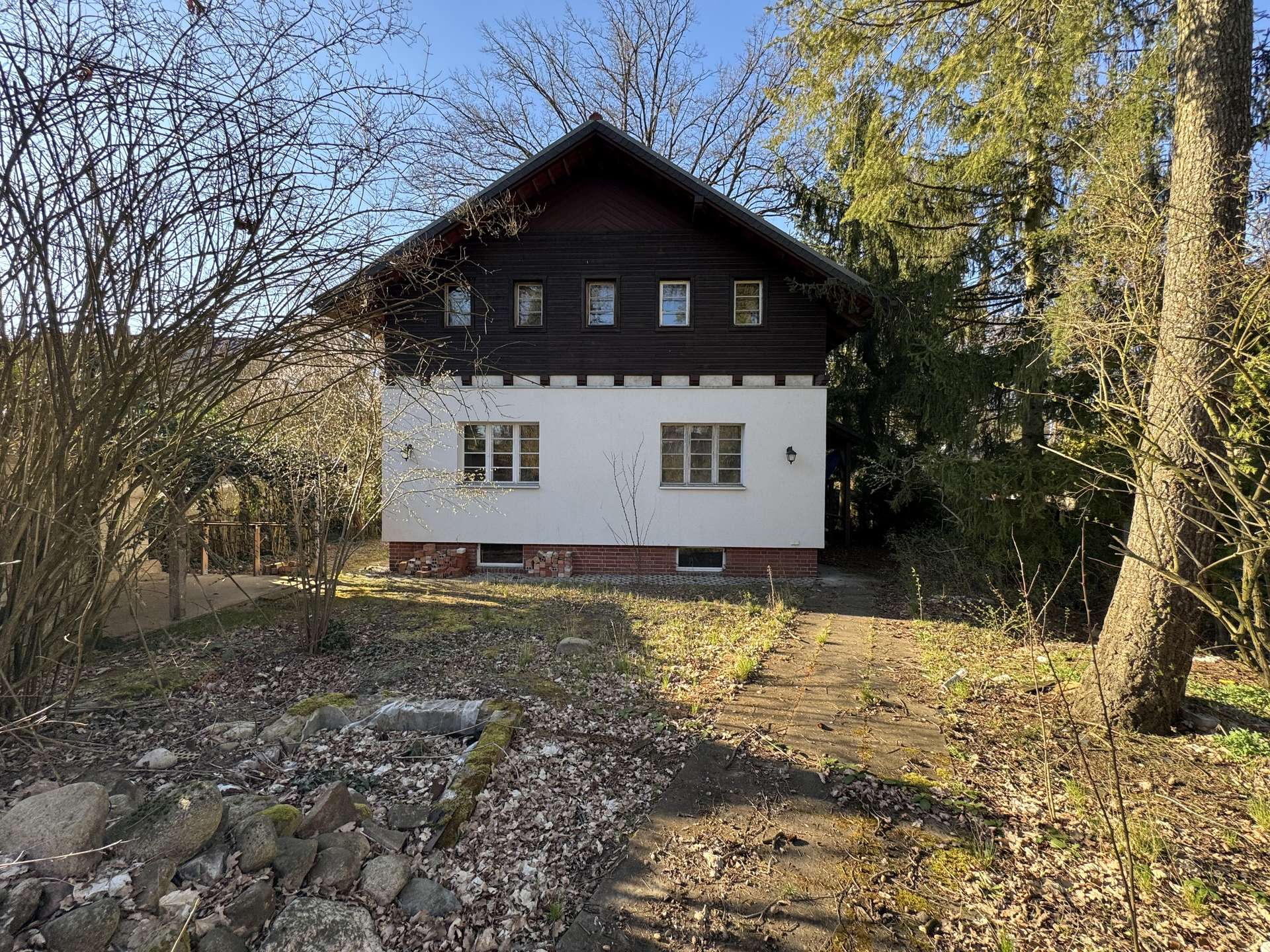 VERKAUFT: Leben wie in einem schweizer Berg-Chalet: Teilsaniertes 30er Jahre Haus mit XXL-Grundstück